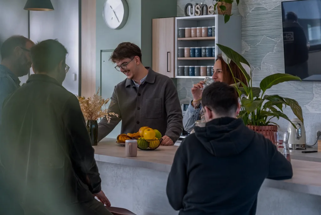 Espace coworking Le POD à Angers Saint-Serge — vue d'une cuisine partagée avec coworkers en discussion
