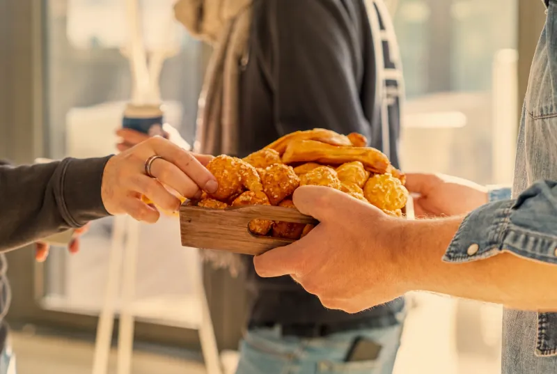 Espace pause au POD — partage de snack entre coworkers